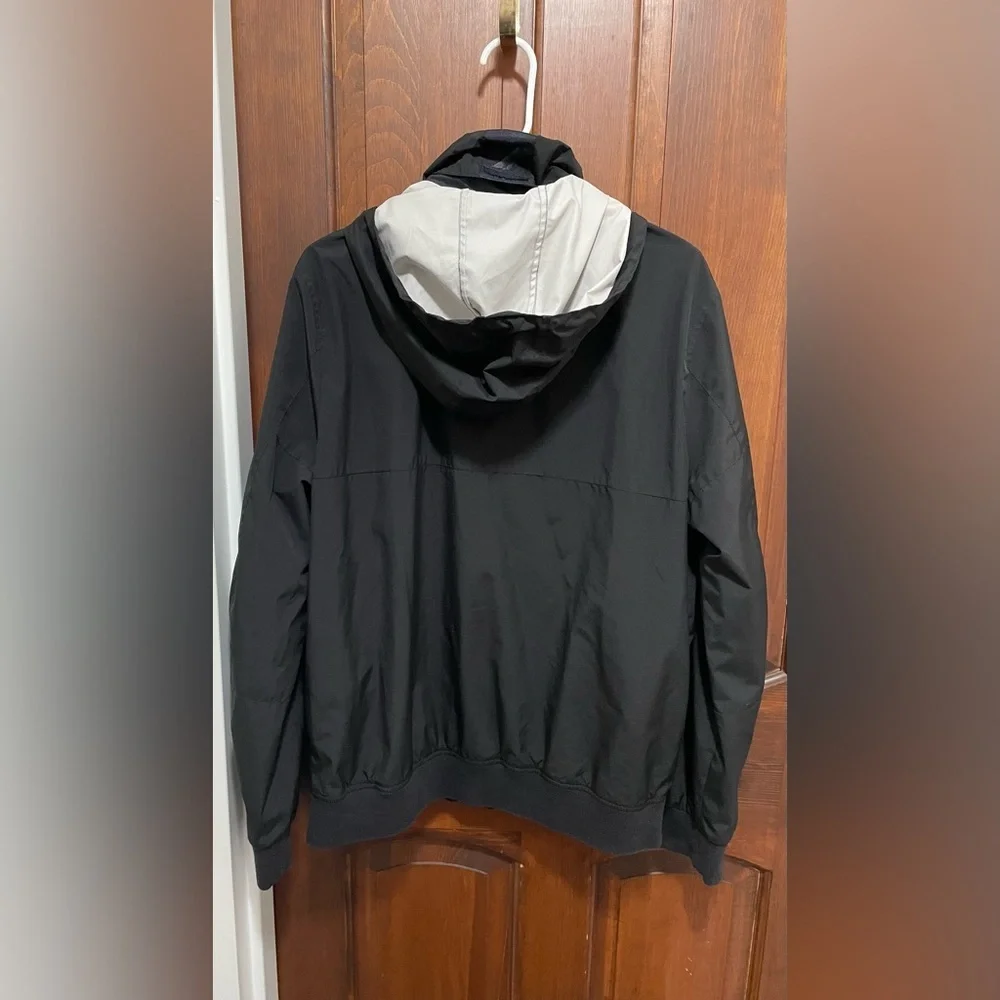 Nautica Men's black hooded Windbreaker Jacket . Full zip front size medium